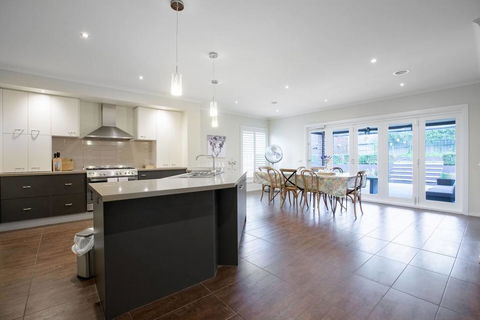 Magnificent Lux Stay@Mont Albert 4BR/WIFI/Garage - Accommodation Sunshine Coast 3