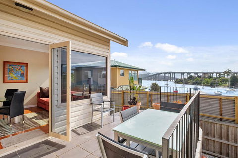 Manfield City Waterfront View Cottage - Accommodation Sunshine Coast 1