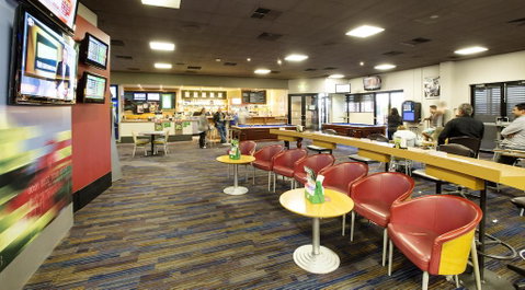 Meadow Inn Hotel-Motel - Accommodation Sunshine Coast 1