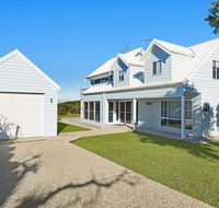 Middle Rock Beach House - Beach Front Lake Cathie - Accommodation Sunshine Coast