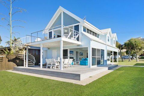 Middle Rock Beach House - Beach Front, Lake Cathie - Accommodation Sunshine Coast 2