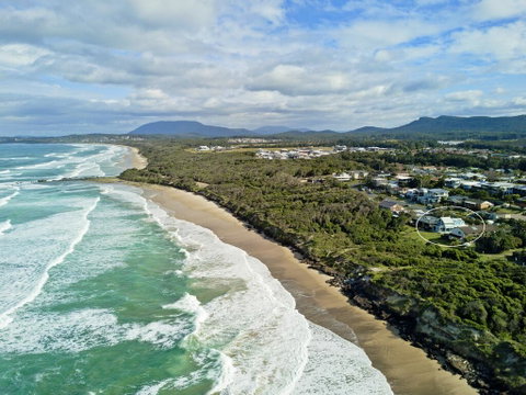 Middle Rock Beach House - Beach Front, Lake Cathie - Accommodation Sunshine Coast 3