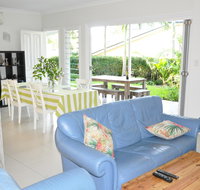 MODERN 3 BEDROOM APARTMENT IN TRADITIONAL QUEENSLANDER  PATIO LEAFY YARD POOL - Accommodation Sunshine Coast
