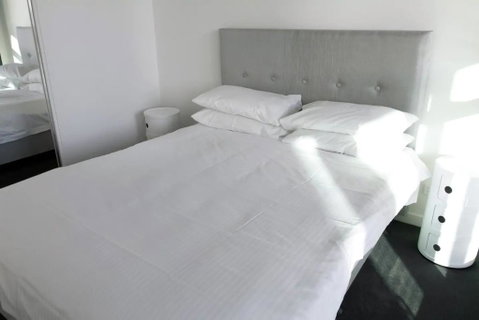 Modern Light-Filled 1 Bed In South Melbourne - Accommodation Sunshine Coast 3