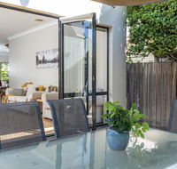 MOMENTS FROM BRADDON  ANU SPACIOUS and RELAXED - Accommodation Sunshine Coast