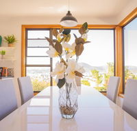 Moonah House-10 mins to CBD  MONA 4BR 2 BATH great view park 3 cars sleep 11 king bed en-suite - Accommodation Sunshine Coast