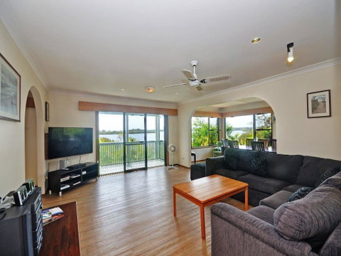Myall Manor - Accommodation Sunshine Coast 2