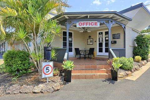Ned Kelly's Motel - Accommodation Sunshine Coast 2