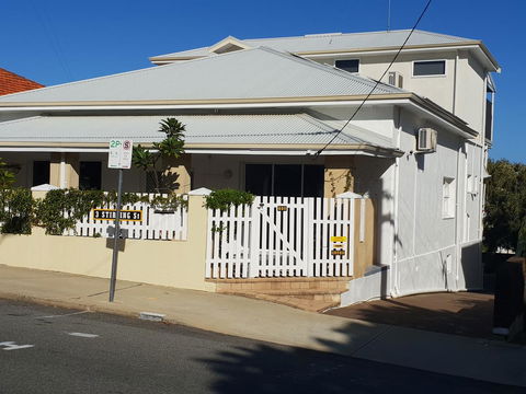 Stirling Apartments - Studio 1 - Accommodation Sunshine Coast 2