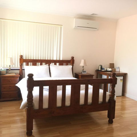 The Royal Dolphin Bed & Breakfast Safety Bay - Accommodation Sunshine Coast 4