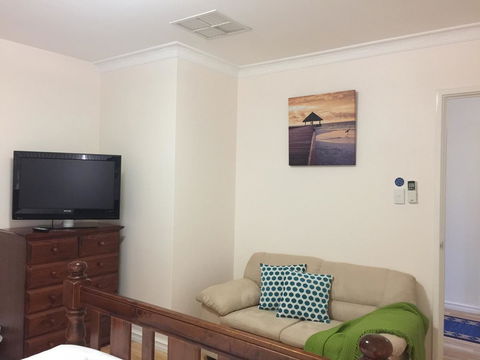The Royal Dolphin Bed & Breakfast Safety Bay - Accommodation Sunshine Coast 30