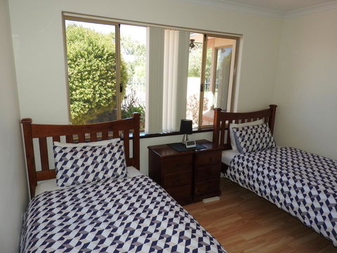 The Royal Dolphin Bed & Breakfast Safety Bay - Accommodation Sunshine Coast 16