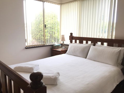 The Royal Dolphin Bed & Breakfast Safety Bay - Accommodation Sunshine Coast 5