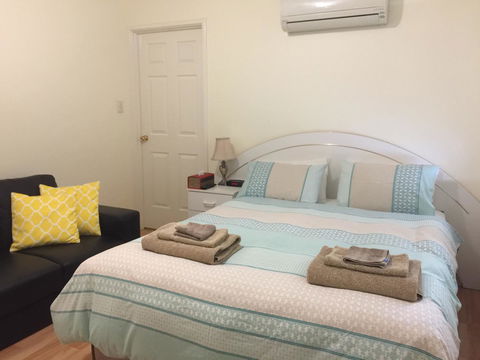 The Royal Dolphin Bed & Breakfast Safety Bay - Accommodation Sunshine Coast 1