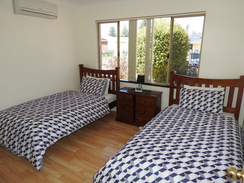 The Royal Dolphin Bed & Breakfast Safety Bay - Accommodation Sunshine Coast 15