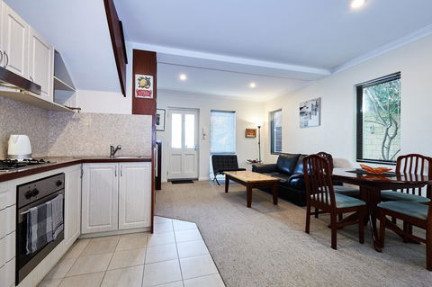 Fremantle Townhouse Unit 4 - Accommodation Sunshine Coast 6