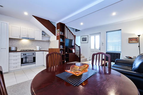 Fremantle Townhouse Unit 4 - Accommodation Sunshine Coast 4