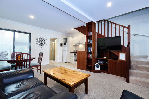 Fremantle Townhouse Unit 4 - Accommodation Sunshine Coast 2
