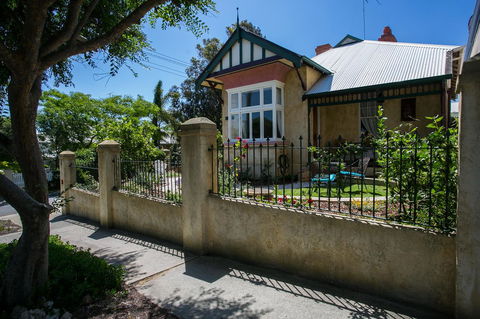 Danum House - Accommodation Sunshine Coast 0