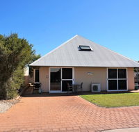 Osprey Holiday Village Unit 103/1 Bed - Perfect short stay apartment with King size bed - Accommodation Sunshine Coast