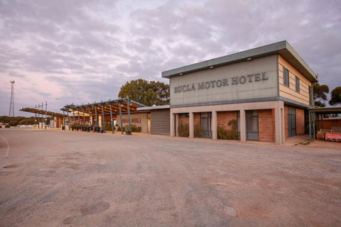 EUCLA MOTOR HOTEL - Accommodation Sunshine Coast 0