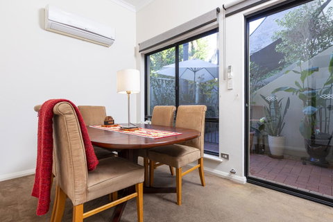 Como Executive Apartment - Accommodation Sunshine Coast 10