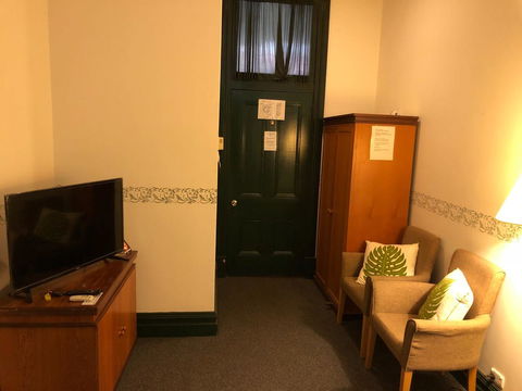 The Palace Hotel - Accommodation Sunshine Coast 1