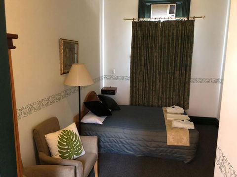 The Palace Hotel - Accommodation Sunshine Coast 2