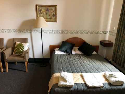 The Palace Hotel - Accommodation Sunshine Coast 5