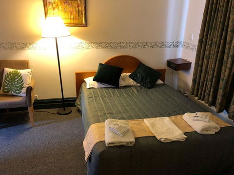 The Palace Hotel - Accommodation Sunshine Coast 4