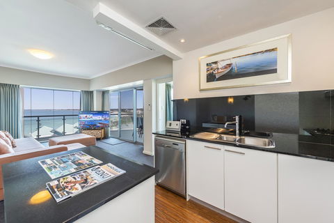 A 406 FANTASTIC OCEAN BEACH And MARINA VIEW APT - MANDURAH - Accommodation Sunshine Coast 18