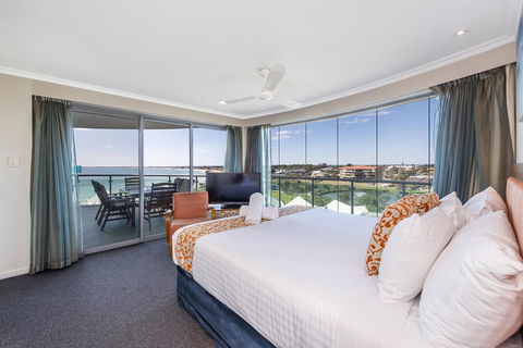 A 406 FANTASTIC OCEAN BEACH And MARINA VIEW APT - MANDURAH - Accommodation Sunshine Coast 13