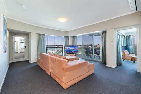 A 406 FANTASTIC OCEAN BEACH And MARINA VIEW APT - MANDURAH - Accommodation Sunshine Coast 0