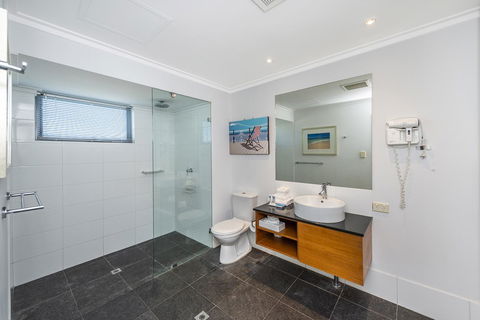 A 406 FANTASTIC OCEAN BEACH And MARINA VIEW APT - MANDURAH - Accommodation Sunshine Coast 16