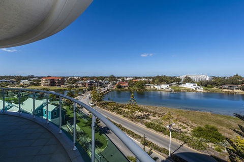 A 406 FANTASTIC OCEAN BEACH And MARINA VIEW APT - MANDURAH - Accommodation Sunshine Coast 11
