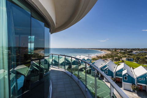 A 406 FANTASTIC OCEAN BEACH And MARINA VIEW APT - MANDURAH - Accommodation Sunshine Coast 9