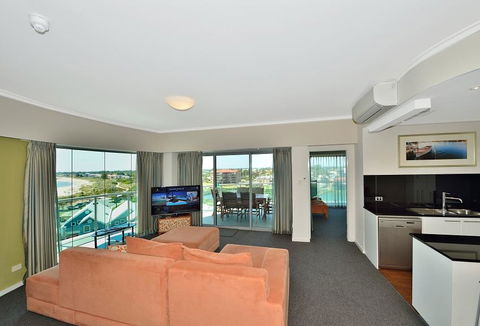 A 406 FANTASTIC OCEAN BEACH And MARINA VIEW APT - MANDURAH - Accommodation Sunshine Coast 10
