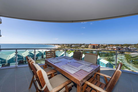 A 406 FANTASTIC OCEAN BEACH And MARINA VIEW APT - MANDURAH - Accommodation Sunshine Coast 4