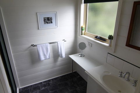 BINALONG BEACH COTTAGE Beachfront At Bay Of Fires Next To Restaurant - Accommodation Sunshine Coast 7