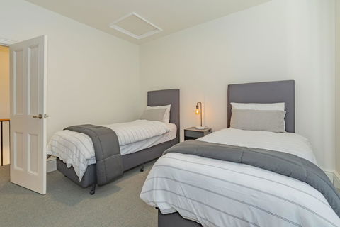 4 Bedroom House - Hobart CBD - Free Parking - Free WIFI - Accommodation Sunshine Coast 13