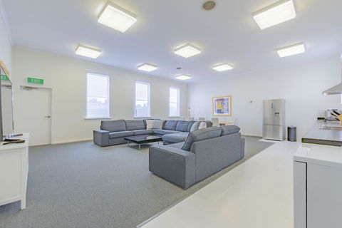 4 Bedroom House - Hobart CBD - Free Parking - Free WIFI - Accommodation Sunshine Coast 9
