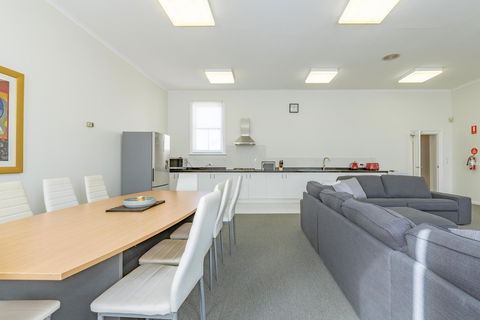 4 Bedroom House - Hobart CBD - Free Parking - Free WIFI - Accommodation Sunshine Coast 16