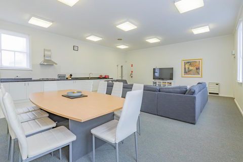 4 Bedroom House - Hobart CBD - Free Parking - Free WIFI - Accommodation Sunshine Coast 0