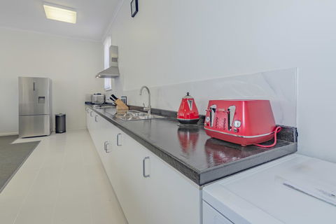 4 Bedroom House - Hobart CBD - Free Parking - Free WIFI - Accommodation Sunshine Coast 2