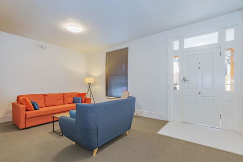 4 Bedroom House - Hobart CBD - Free Parking - Free WIFI - Accommodation Sunshine Coast 10