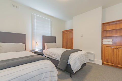 4 Bedroom House - Hobart CBD - Free Parking - Free WIFI - Accommodation Sunshine Coast 1