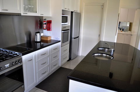Belton Apartments-Hedge Cottage - Accommodation Sunshine Coast 4