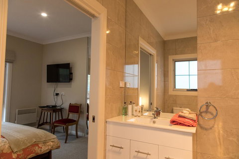 Mountain Blue Guest House - Accommodation Sunshine Coast 13