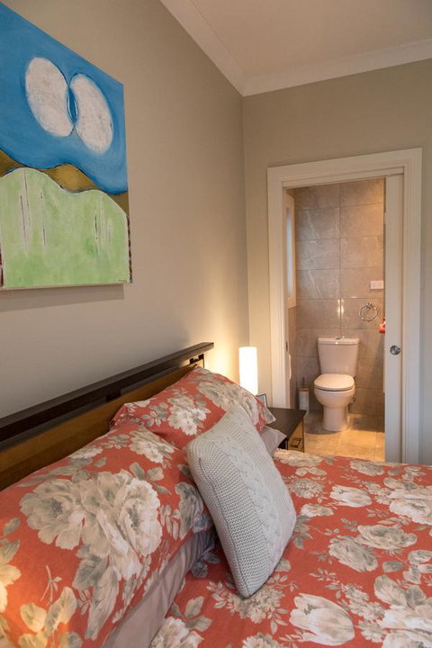 Mountain Blue Guest House - Accommodation Sunshine Coast 12