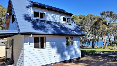 Four Seasons Waterfront Villas - Accommodation Sunshine Coast 1